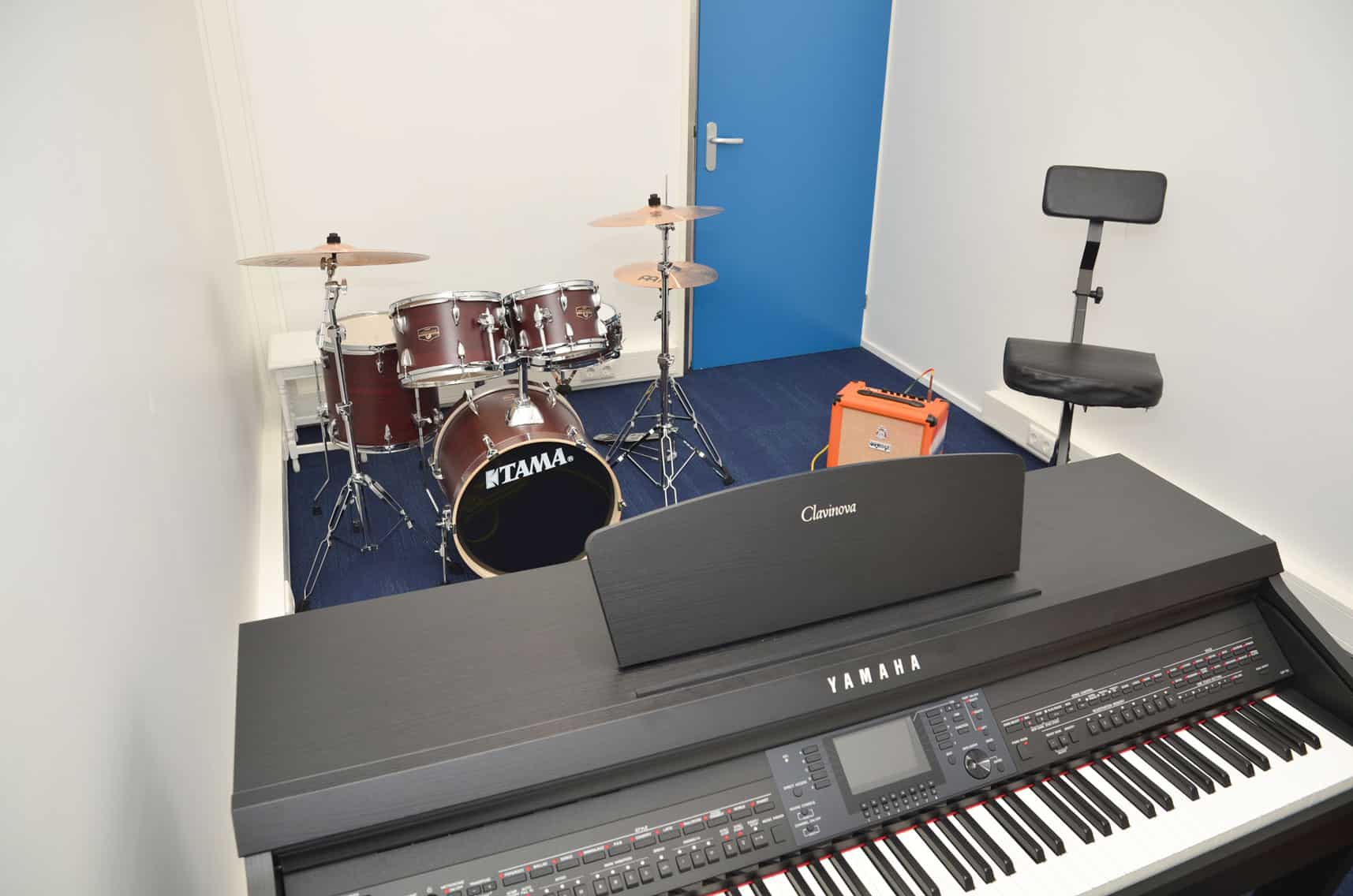 Oefenruimte Blauw Yamaha elektrische piano, Tama drumstel, Orange versterker, Muziekstudio's Aalsmeer