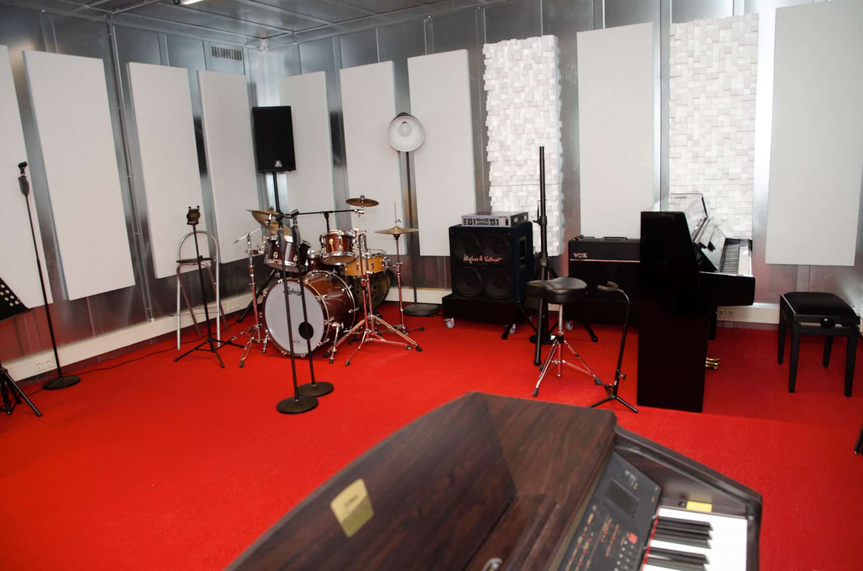 Oefenruimte Rood piano's drumstel en versterkers, Muziekstudio's Aalsmeer