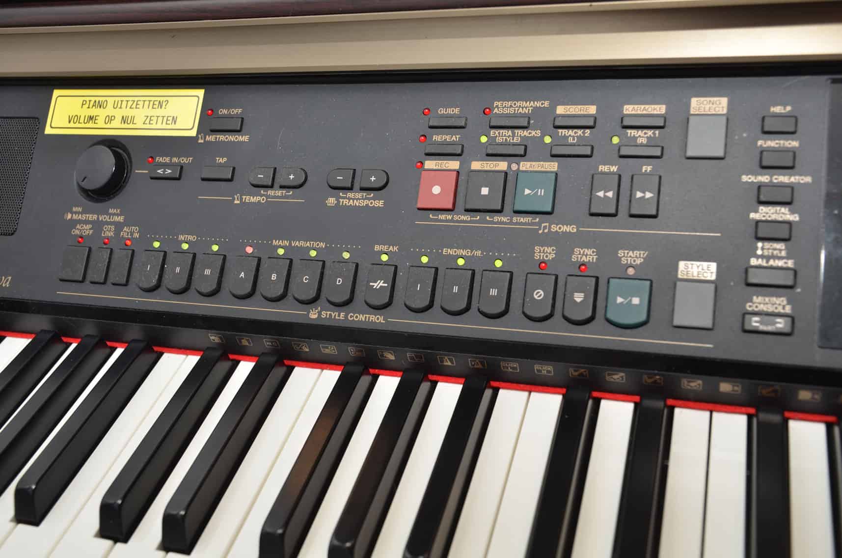 Oefenruimte Rood Yamaha elektrische piano bedieningspaneel, Muziekstudio's Aalsmeer